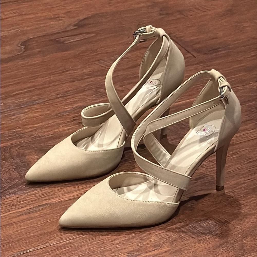 Size 8.5 Elegant Cream 4 inch Women's Heels